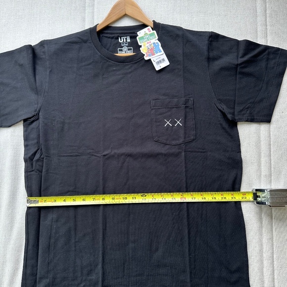 [NEW] KAWS x Uniqlo x Sesame Street Black Tee - Picture 6 of 9
